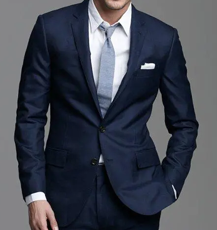 西裝只扣一?？圩?/></p><p>&nbsp; &nbsp; &nbsp; 單排一扣一，一般休閑西裝比較多，個別會用于禮服西裝，比較適合身材比較好的朋友，矮小體型的還可以拉長身型。</p><p>&nbsp; &nbsp; &nbsp; 單排二扣一，相對適用的場合比較多，也是非常經典的扣型，第一次定制西服的紅薯寶寶比較推薦。</p><p>&nbsp; &nbsp; &nbsp; 單排三扣一，最上方一例扣，一般為裝飾扣，意式西服采用較多。</p><p>&nbsp; &nbsp; &nbsp; 為什么西裝的最后一顆扣子為什么不要扣為什么西裝最后一顆扣子不扣，關于這個禮儀故事的傳說有很多種，有人說這起源于20世紀初的英國國王愛德華七世。他的體型偏胖，穿著正裝時最后的扣子實在系不上，尤其是盡情用餐后的開懷大笑總會崩掉扣子，于是他決定不系，既舒服又美觀。當時很多老百姓看到國王這樣很是與眾不同，也就學著那樣不系最后一顆扣子，這個禮儀習慣也延續至今。還有人說是因為西裝禮儀成型于16世紀，那時的男人還是利用馬駒當作交通工具。穿”下裝系上所有扣子會很拘謹，不方便起碼也容易將下擺崩開，干脆就不系最下面那顆了。久而久之人們發現這樣也很美觀，于是將它作為習慣與傳統延續至今。</p><p><br/></p></div>

<!--點贊開始-->
<div   class=